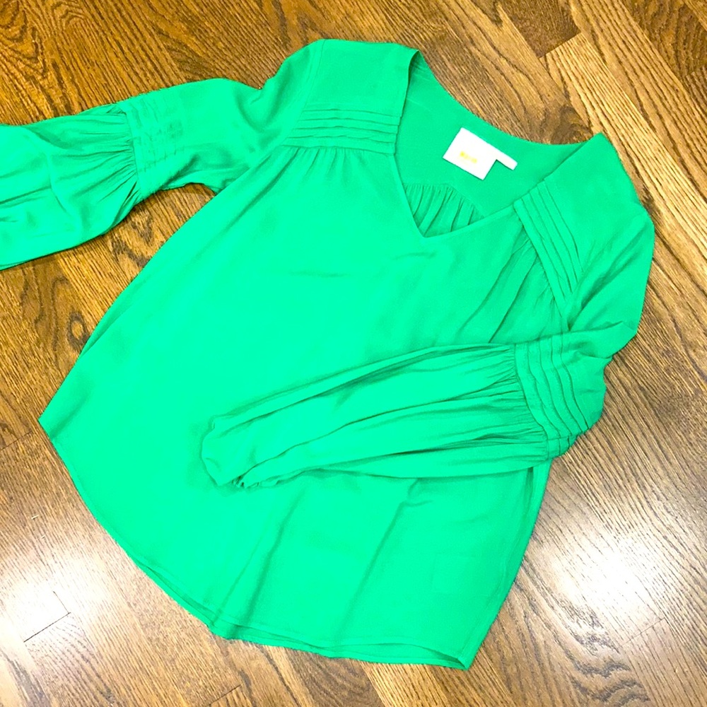 Kelly green beautiful shirt worn only once